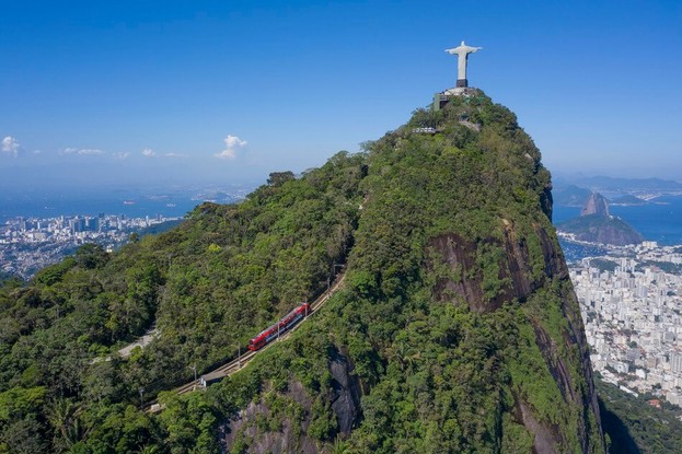 Cristo Redentor, uma das sete maravilhas do mundo moderno, com os braços abertos sobre a Guanabara