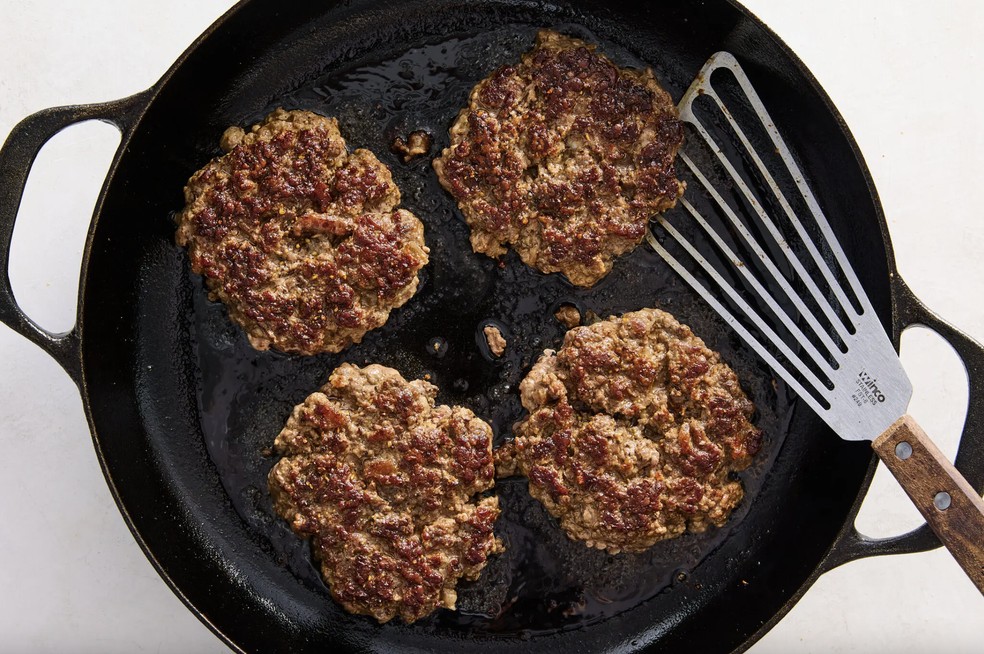 Dourar bem os hambúrgueres maximiza o sabor — Foto: Ryan Liebe para o The New York Times
