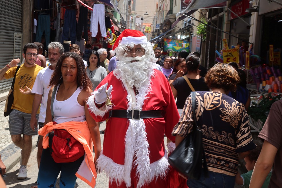 At Saara, a popular store in central Rio, Santa Claus braved the heat to attract customers — Photo: Fabiano Rocha