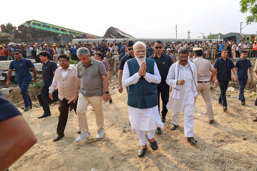 O primeiro-ministro da Índia, Narendra Modi, visita o local do acidente perto de Balasore — Foto: AFP