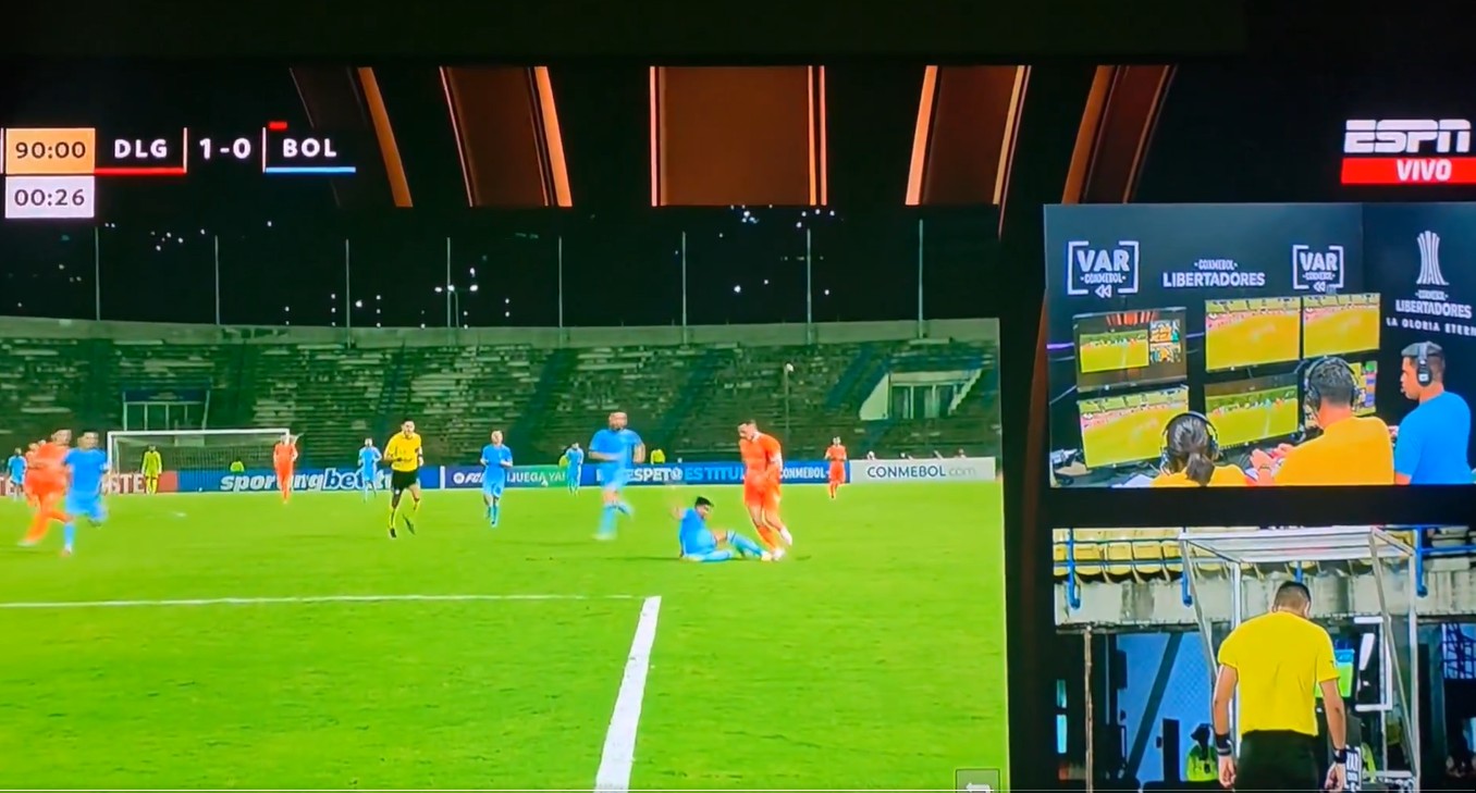 VAR dá ‘jeitinho’ e juiz anula expulsão em jogo do grupo do Fluminense na Libertadores