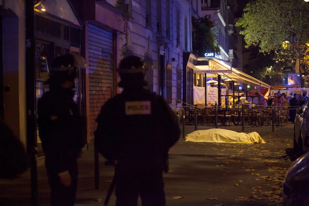 Terroristas do Estado Islâmico mataram 130 pessoas e feriram centenas de outras em tiroteios e atentados suicidas em locais em Paris — Foto: Pierre Terdjman / The New York Times