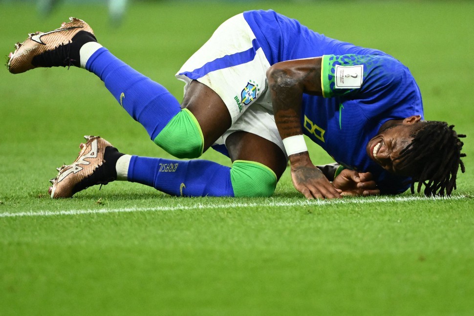 Fred reage após se lesionar na partida contra Camarões  — Foto: Jewel SAMAD / AFP