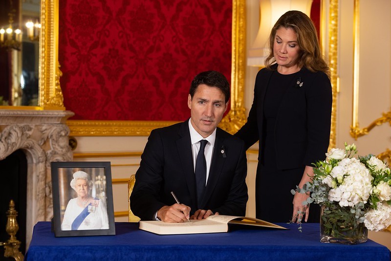 O primeiro-ministro do Canadá Justin Trudeau e sua mulher, Sophe Trudeau, assinam um livro de condolências na Lancaster House, em Londres — Foto: David Parry/PA Media Assignments
