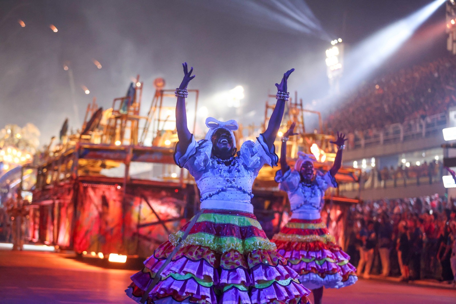 Vila Isabel conquista Estandarte de Ouro de melhor samba-enredo do carnaval 2026. Em homeangem ao multiartista Heitor dos Prazeres, agremiação apresentou 'Macumbembê, samborembá: sonhei que um sambista sonhou a África' — Foto: Fabiano Rocha / Agência O Globo