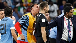 Muslera não atuou pelo Uruguai nessa Copa, mas discutiu muito com a arbitragem após a eliminação da equipe — Foto: Khaled Desouki / AFP