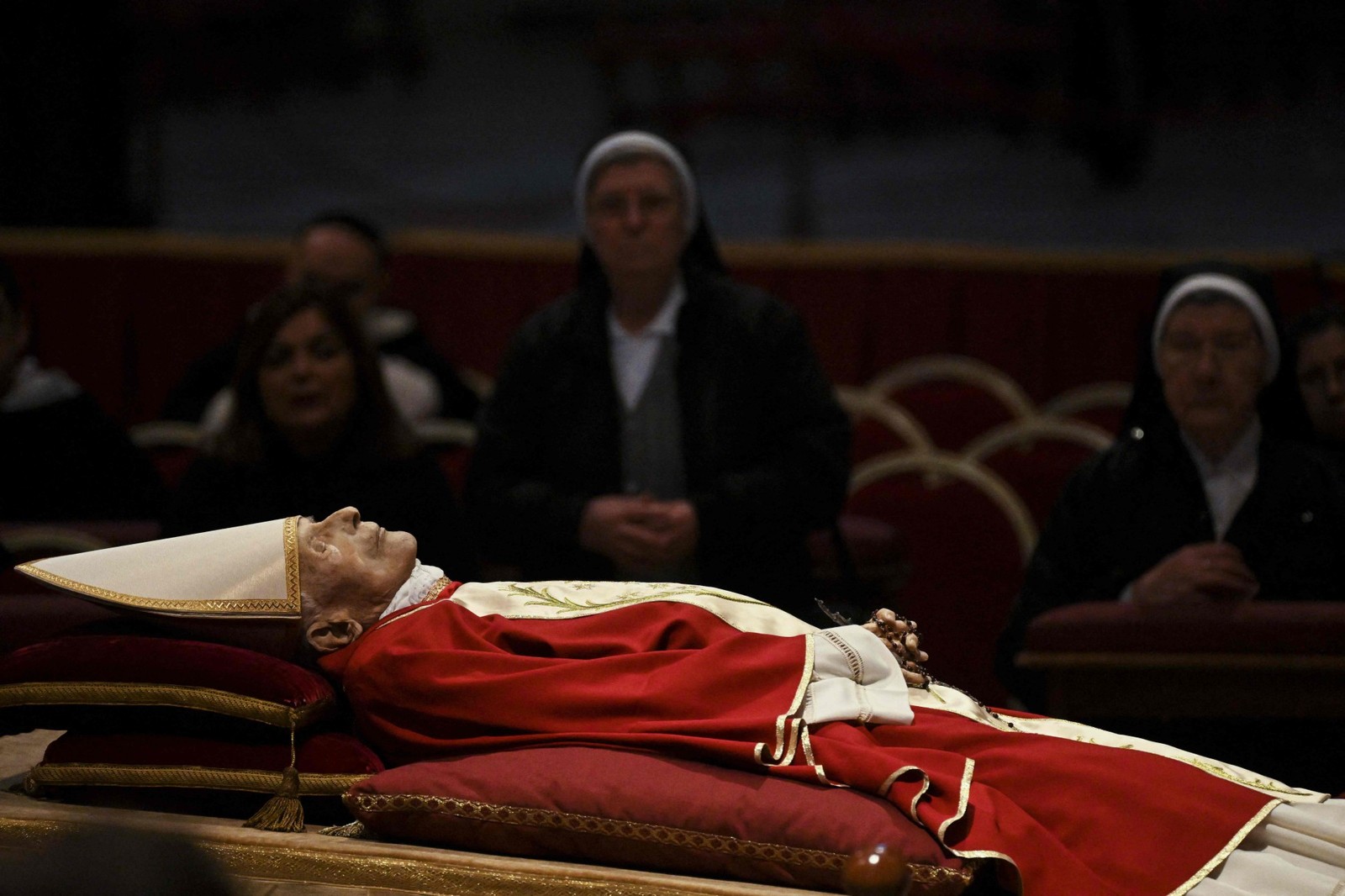 Corpo do Papa Emérito Bento XVI é velado na basílica de São Pedro no Vaticano, em 2 de janeiro de 2023 — Foto: Tiziana FABI / AFP