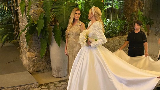 Vestido de noiva sexy chic: Monique Evans usa look com 15 mil pérolas e 10 mil cristais em casamento com DJ; fotos