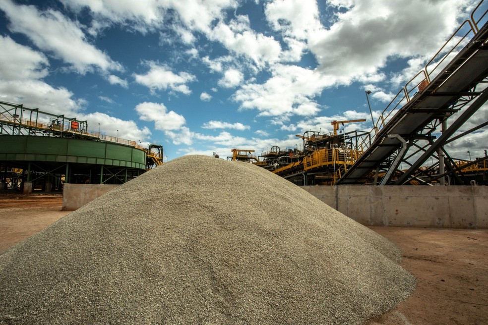 Lítio refinado empilhado: produto é um dos "minerais críticos" que vem sendo cobiçado por vários países — Foto: Dado Galdieri/Bloomberg