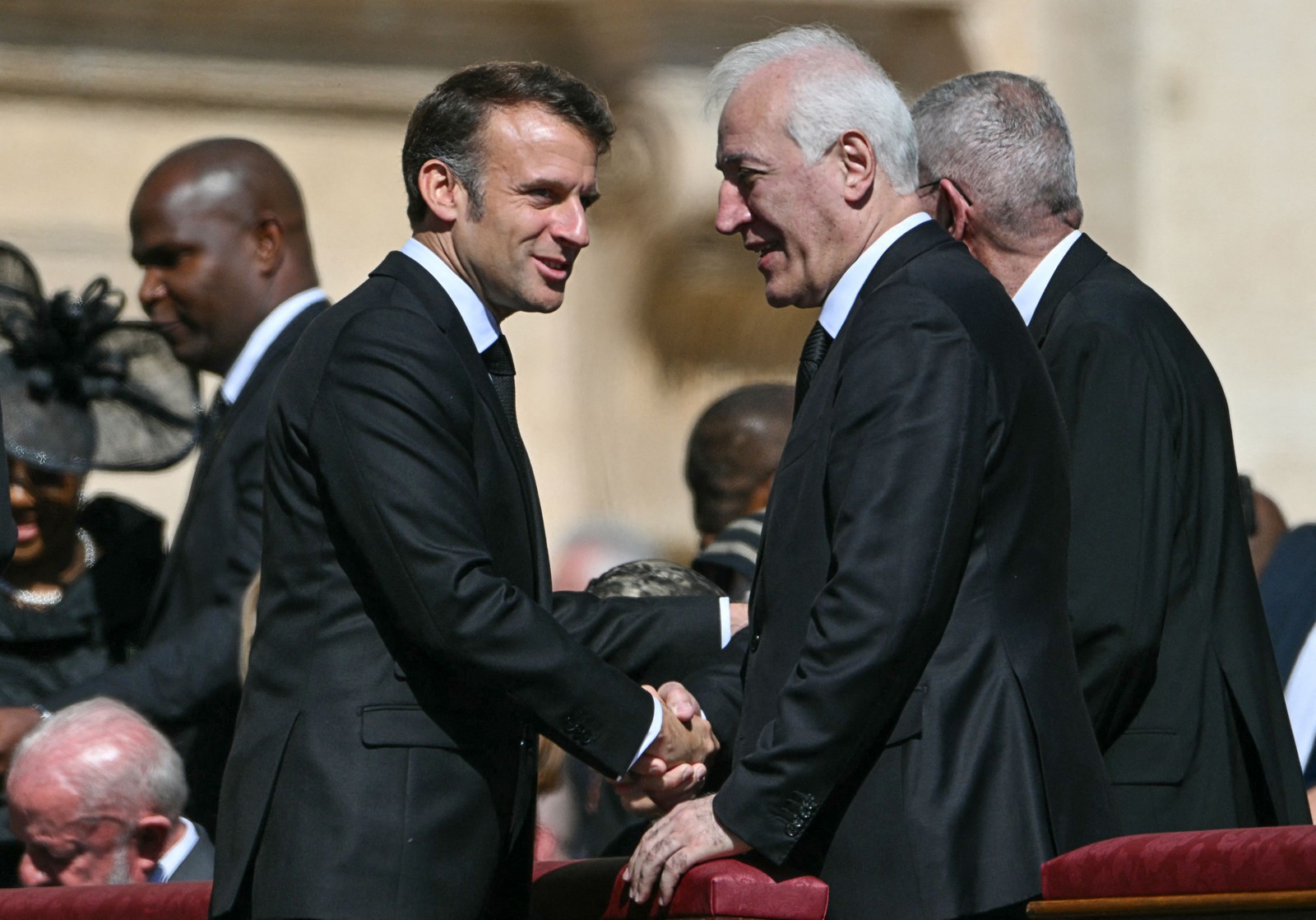 O presidente francês, Emmanuel Macron, no funeral do Papa Francisco — Foto: Alberto PIZZOLI / AFP