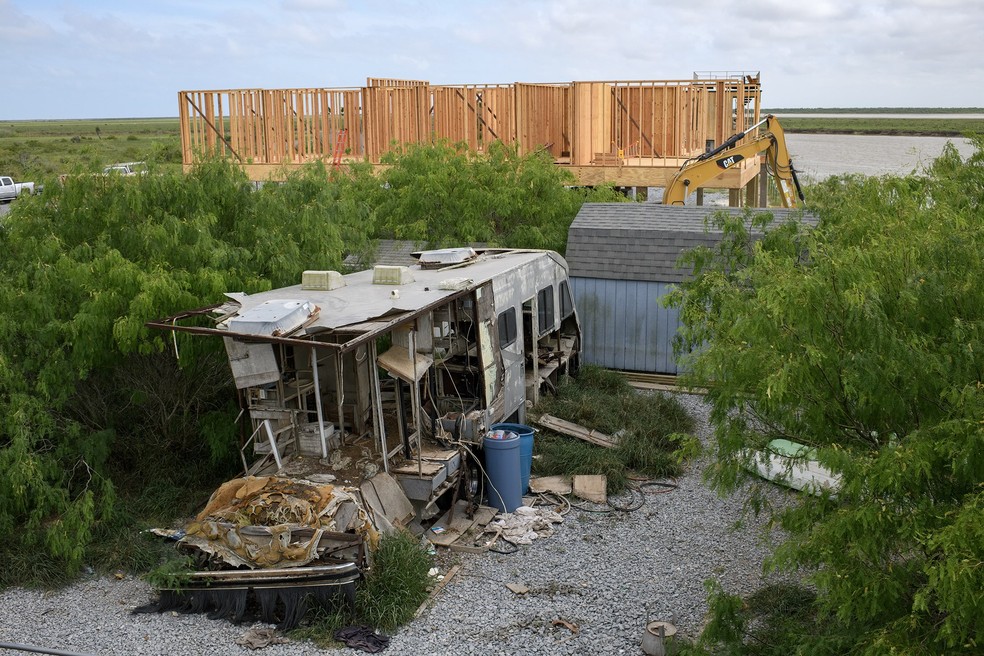 Os fundos da casa de Mark Pompa, com a construção de novos lares — Foto: Mark Felix / Bloomberg