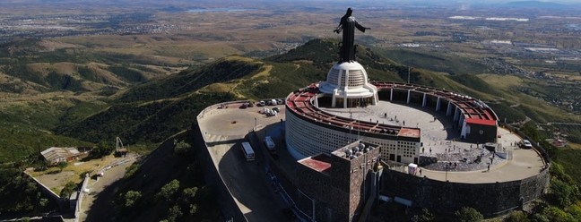 A estátua de Cristo Rei, no México, fica localizada na colina de Cubilete e tem 23 metros de altura — Foto: Reprodução/Youtube/Popurrí de Viajes