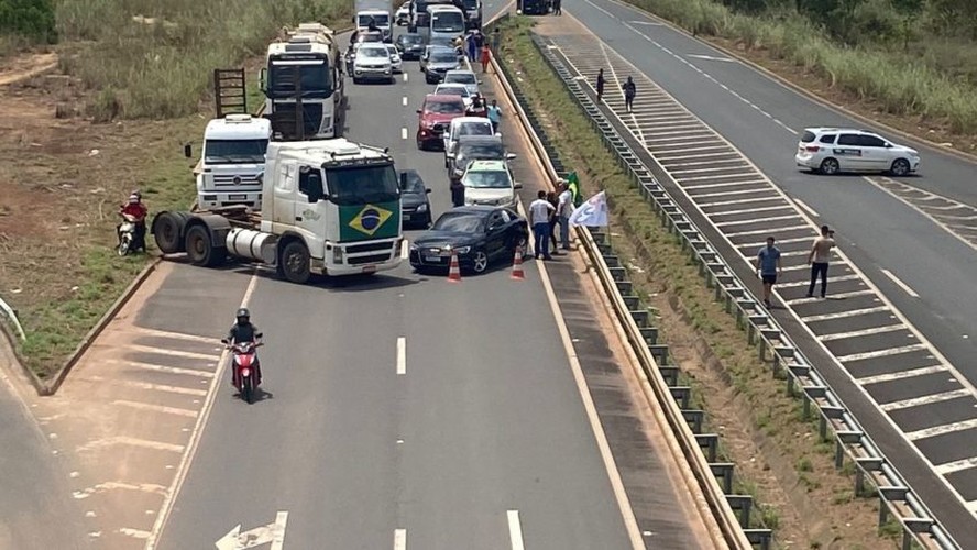 Bolsonaristas bloqueiam rodovia em protesto a resultado das eleições de 2022