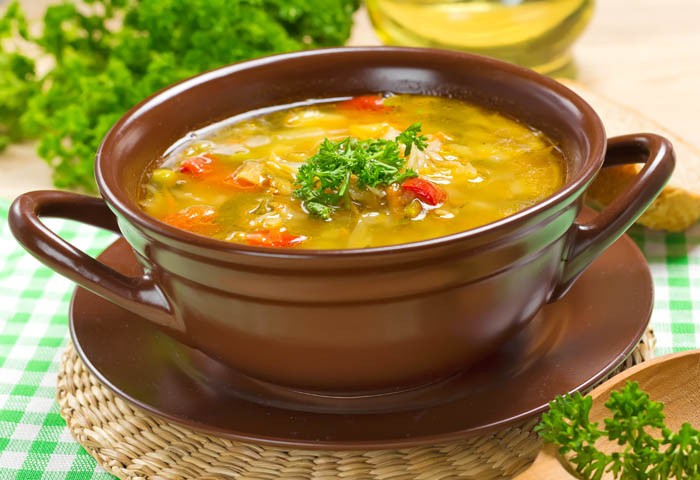 CALDOS - Sopa pode fornecer até 80% mais calorias do que outros alimentos. Apesar disso, as sopas de caldo são escolhidas em vez das sopas de creme, pois contêm menos calorias e causam menos inchaço — Foto: Reprodução