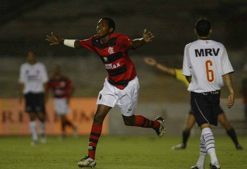 Renato Abreu comemora o gol marcado sobre o Atlético-MG — Foto: Alexandre Cassiano/Agência O Globo