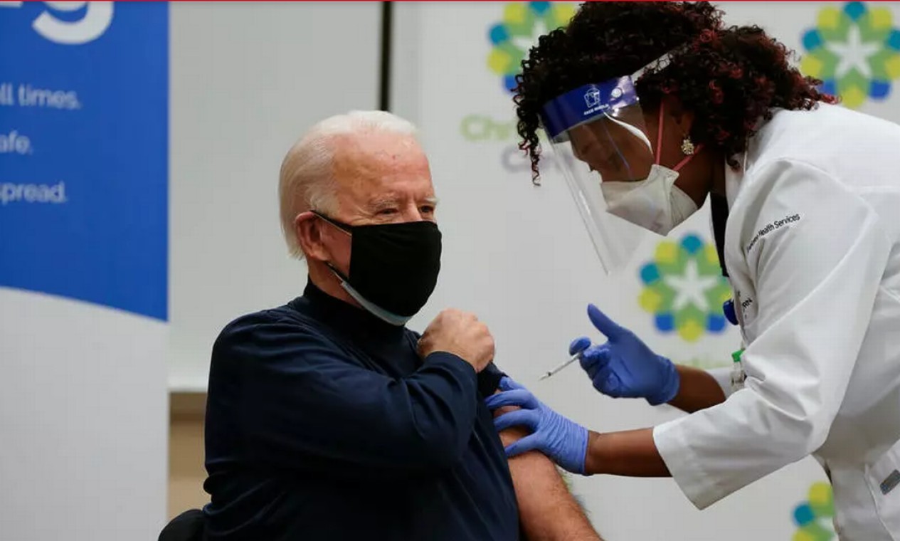 O presidente eleito dos EUA, Joe Biden, recebeu a primeira dose da vacina contra a Covid-19 em dezembro do ano passado — Foto: Alex Edelman / AFP - 21/12/2020