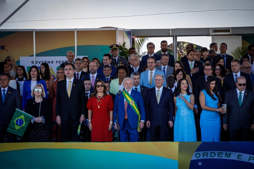 O presidente Lula junta de autoridades dos Três Poderes durante a celebração do 7 de Setembro, em Brasília