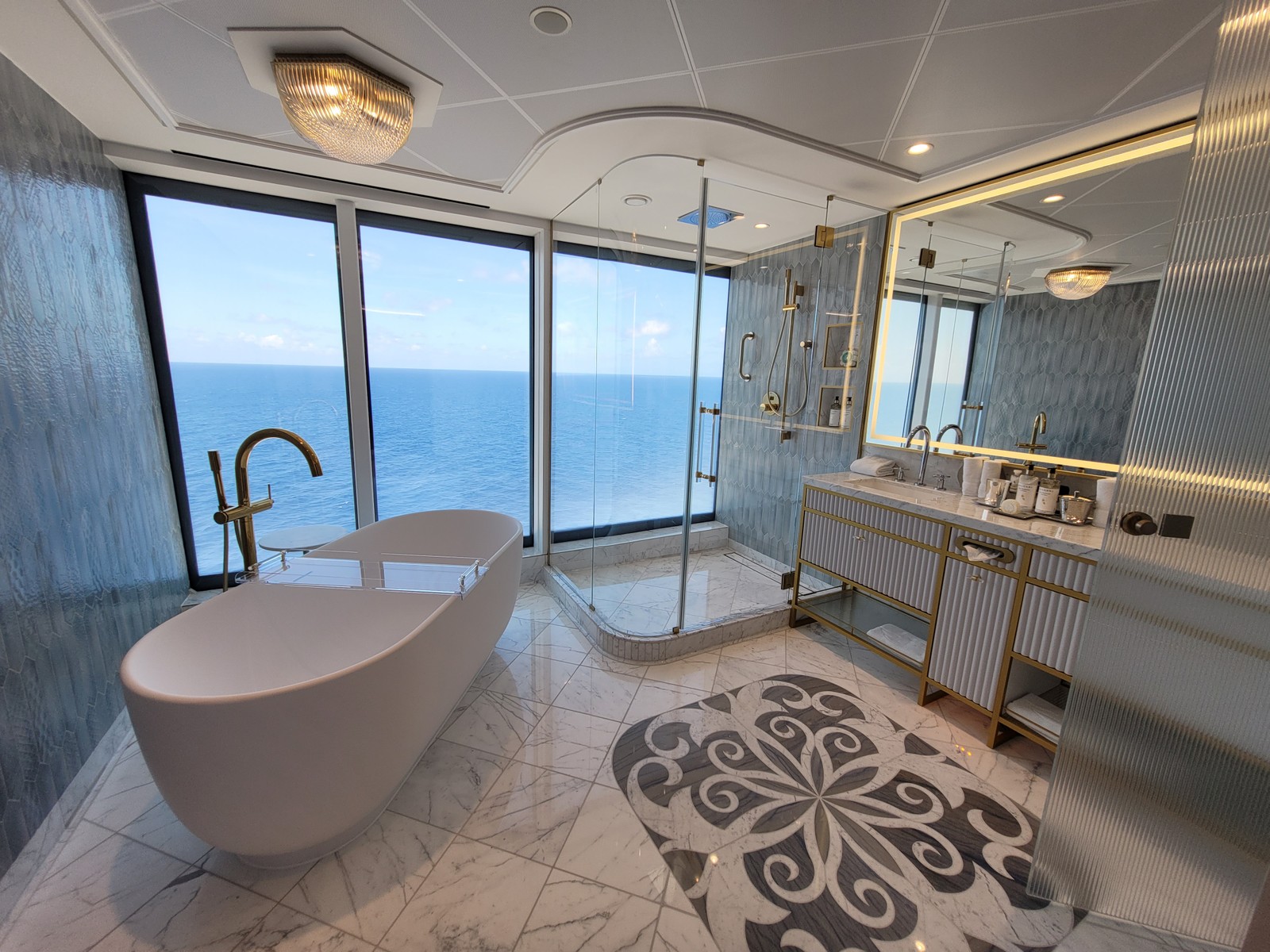 O navio apresenta um novo tipo de habitação, as quatro Royal Suites, inspiradas em "Bela adormecida"; duas delas têm dois andares — Foto: Eduardo Maia /  O Globo