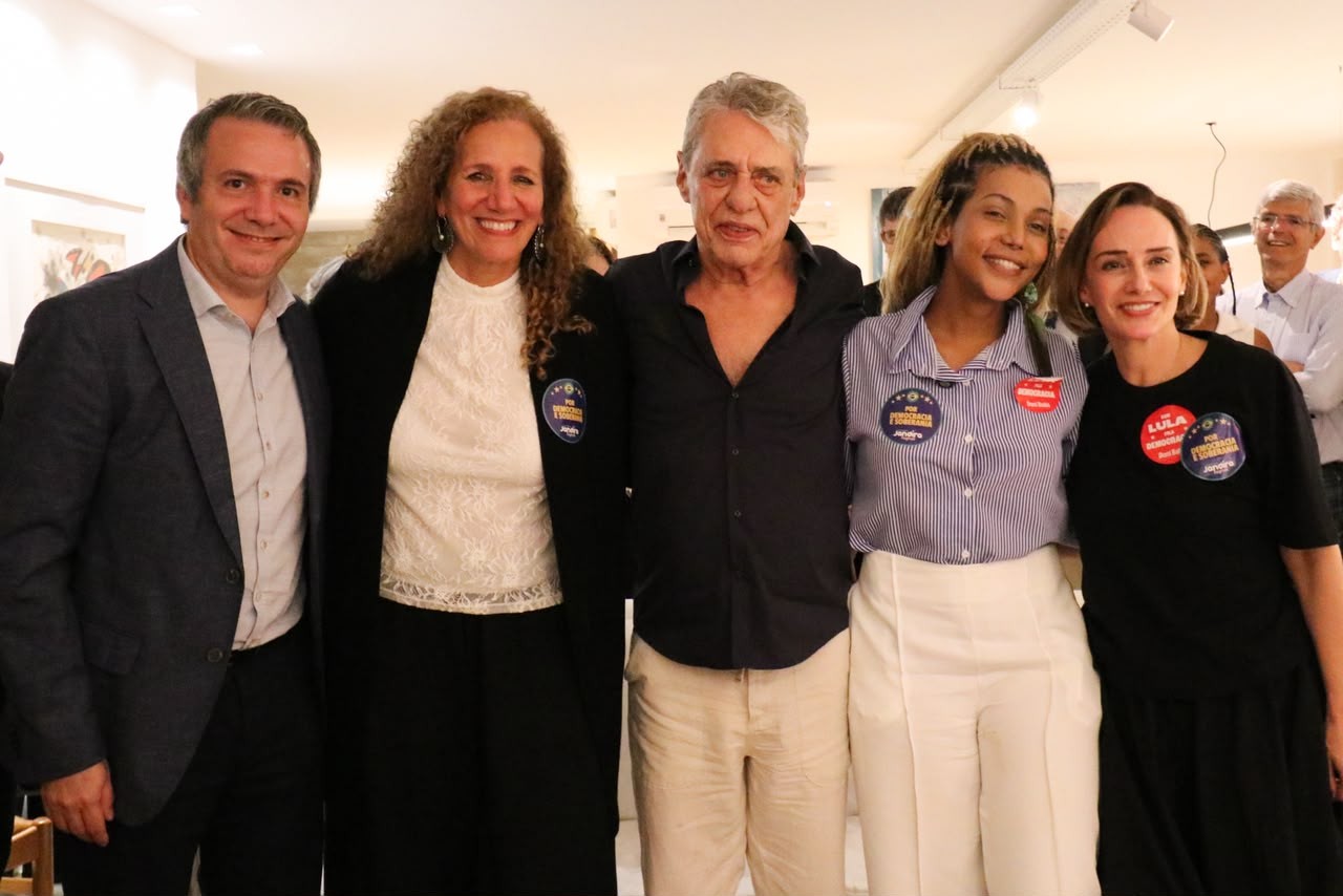 Chico Buarque participa de encontro com reitores de universidades públicas para debater educação no Rio