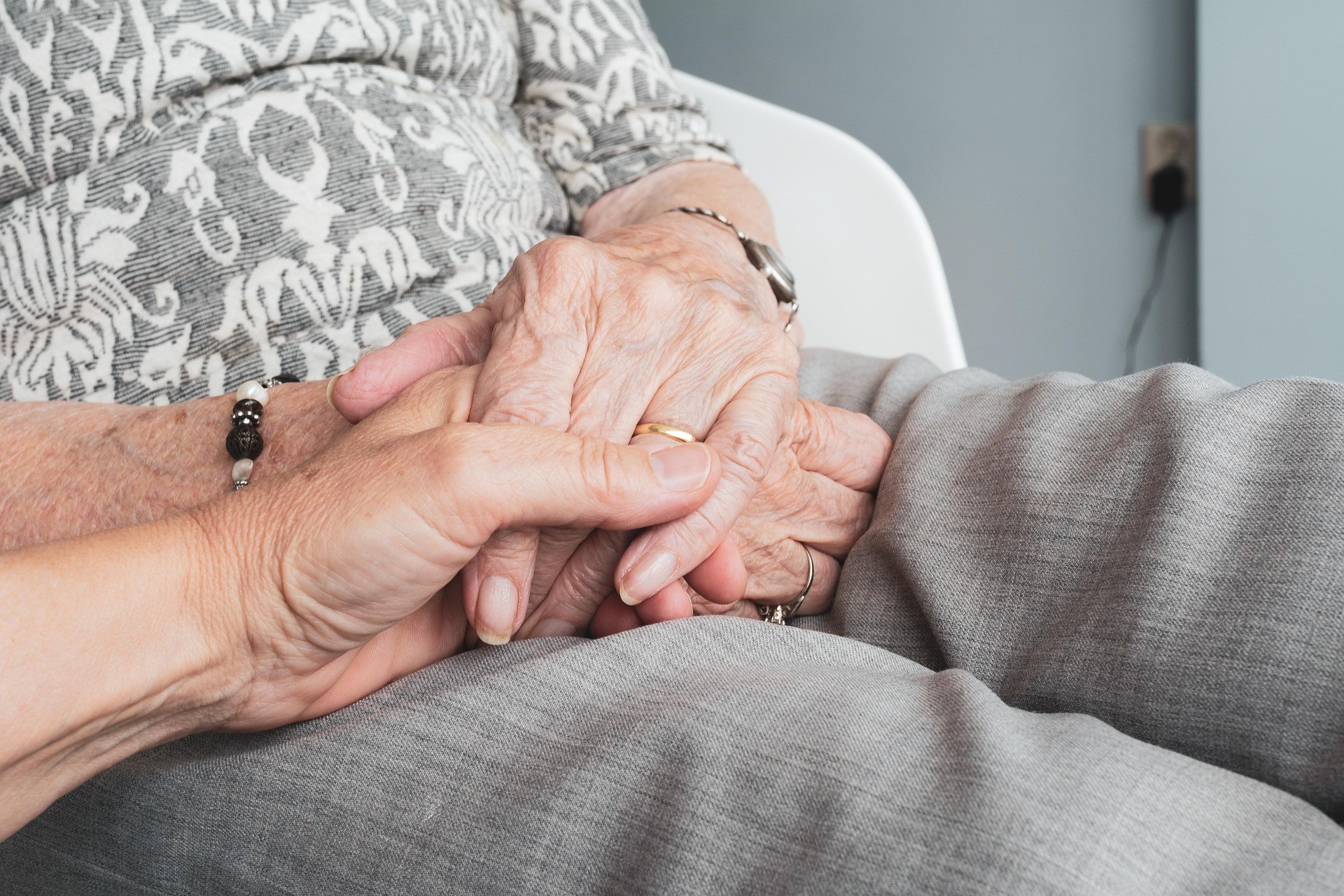 Gigante francês da BSL vende operação de ‘home care’ e residenciais para idosos no Brasil e sai do país - QTU Questões do Universo
