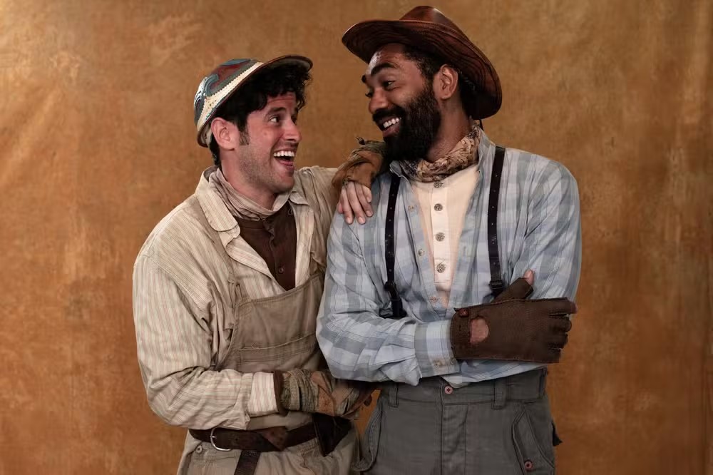 Lucas Queiroga é Ciço Dias, trabalhador que vive na vila de colonos do coronel Casemiro (Cássio Gabus Mendes), e Ítalo Martins é Januário, filho de Dona Menina (Zezé Motta) e pai de Vitalino (Levi Asaf), a quem criou sozinho após a morte de sua esposa no parto — Foto: TV Globo/ Ellen Soares