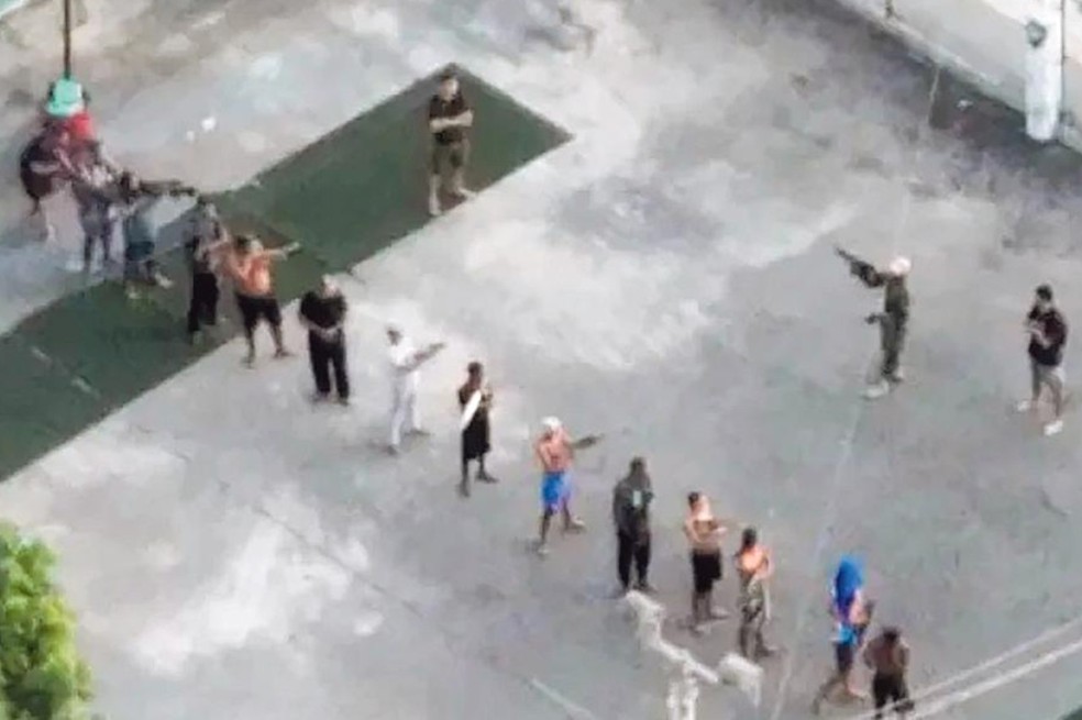 Traficantes na Maré recebem treinamento de táticas de guerra — Foto: Reprodução/TV Globo