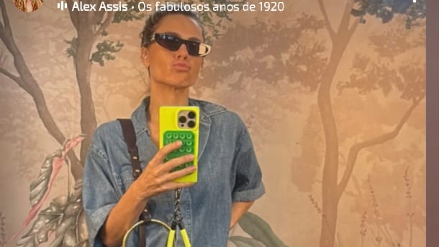 Carolina Dieckmann compõe look all jeans com tênis fashionista; veja quanto custa