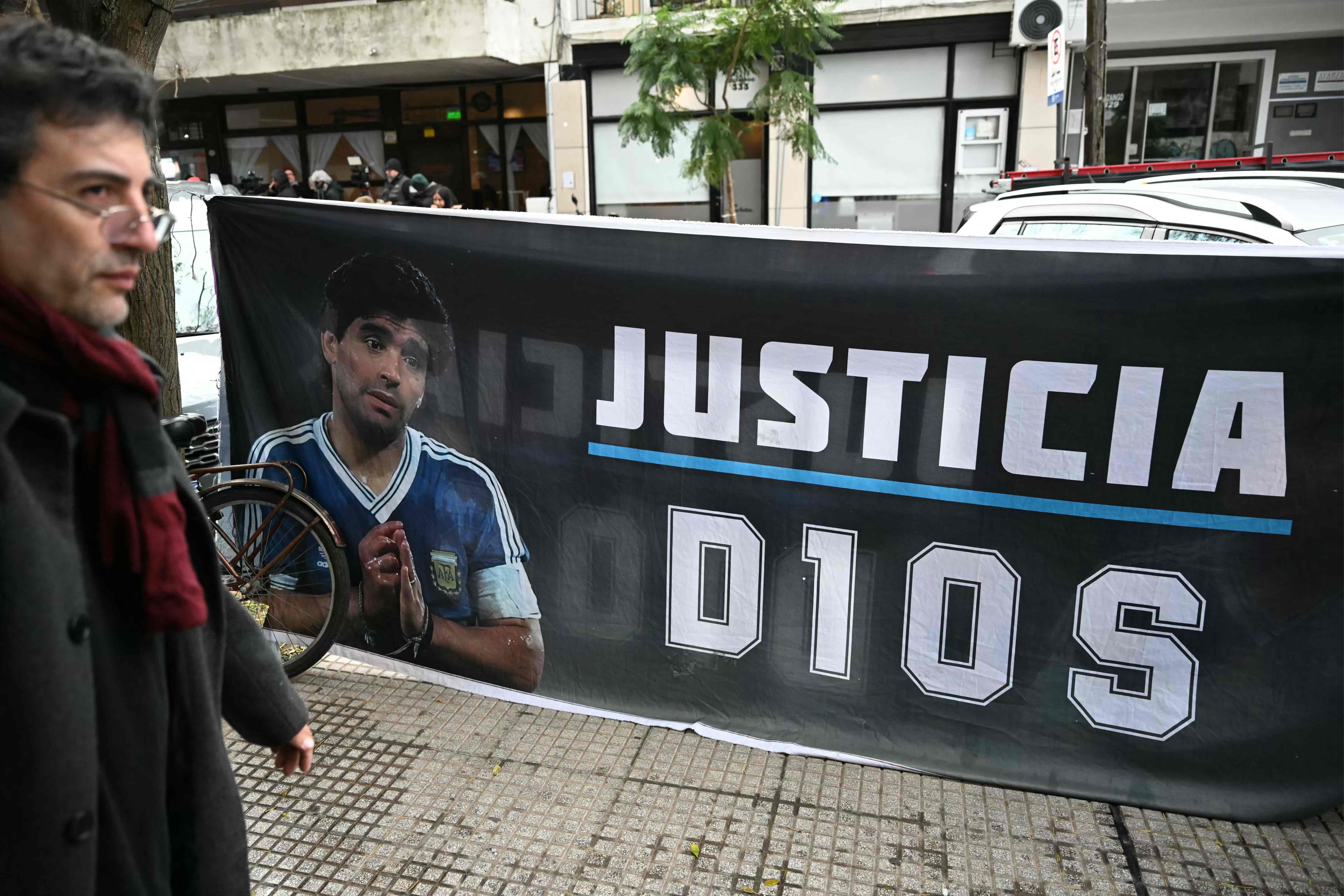 Filha de Maradona chora em julgamento que apura morte do pai e ouve áudios do médico no tribunal: 