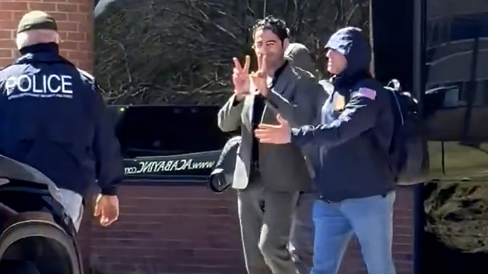 Mohsen Mahdawi foi surpreendido e preso por agentes do ICE durante entrevista para obtenção da cidadania americana — Foto: Reprodução / Redes sociais