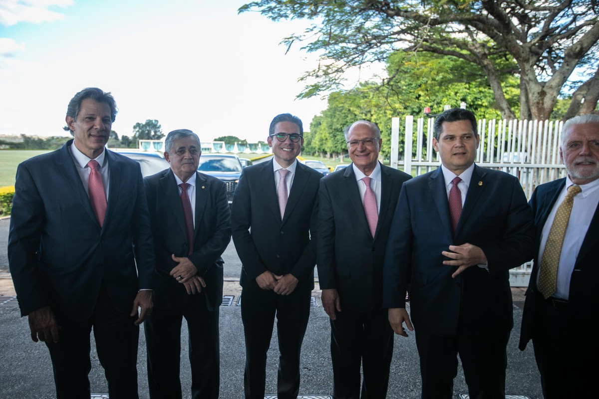 IOF: Haddad se reúne com Lula para discutir medidas de aumento de receita para substituir parte do decreto
