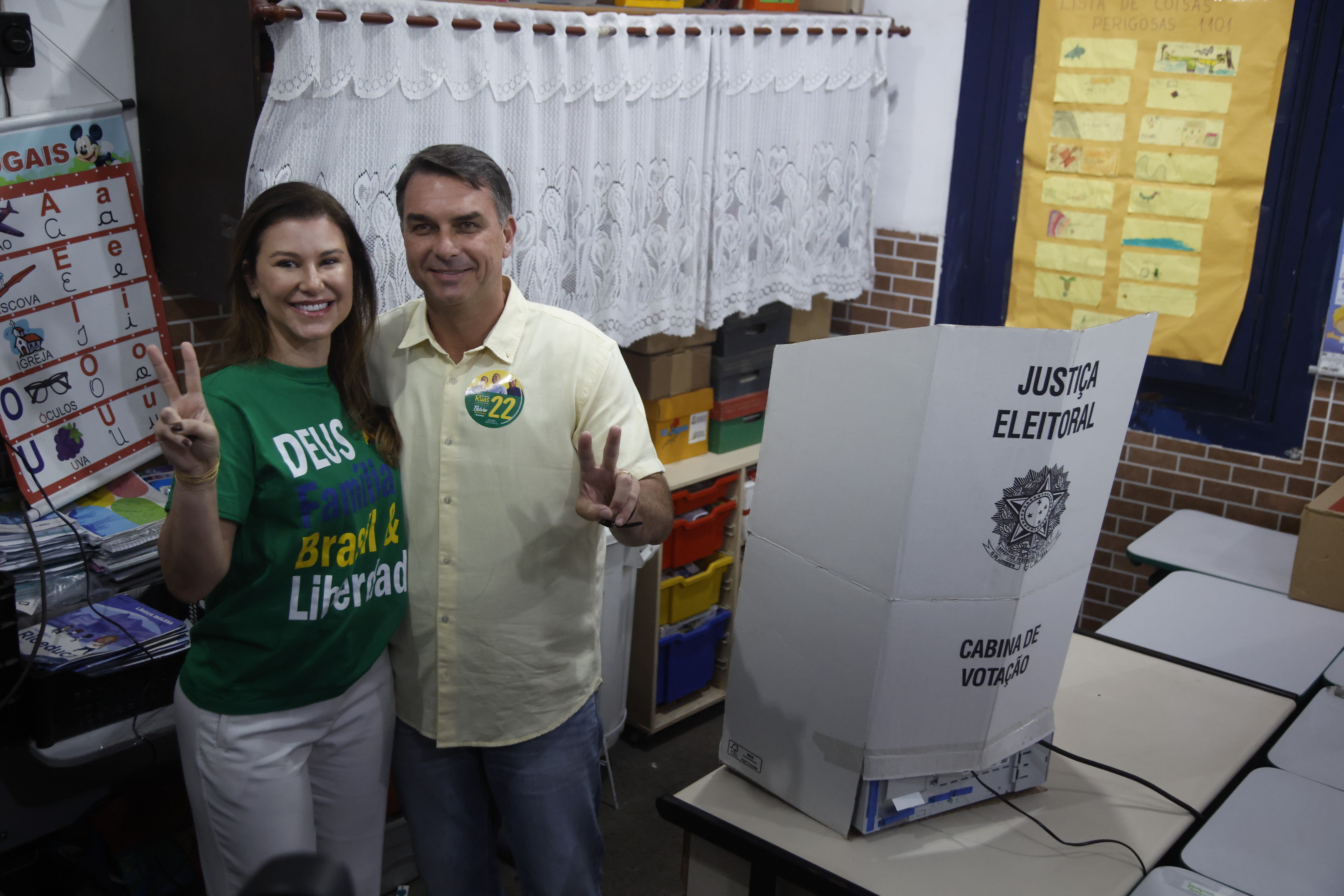 Vinho, louvores, jingles e comemoração: como foi o domingo de Flávio, antes e depois da apuração