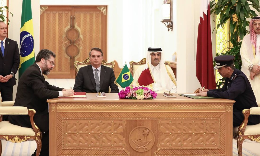 Bolsonaro e o então ministro Ernerto Araújo, que recebeu presentes das autoridades do Qatar, durante a assinatura de acordos  — Foto: Valdenio Vieira/PR / Governo Federal