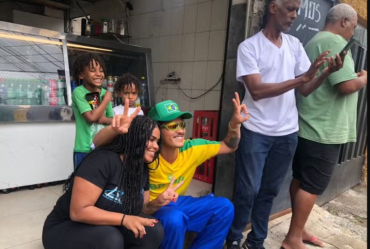 Bruno Mars bebe cerveja em boteco e anda de chinelos antes do show em Belo Horizonte