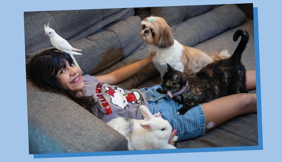 Malu posa com seus bichos em casa — Foto: Leo Martins