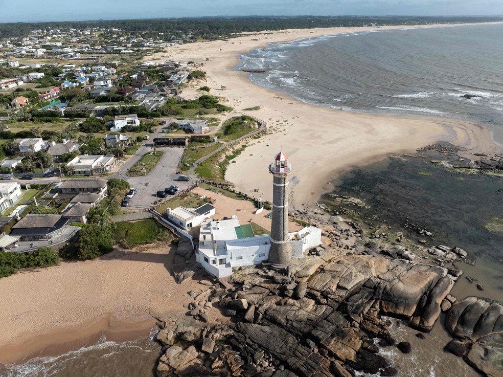 Vista aérea do farol de José Ignacio, um dos cartões-postais deste antigo vilarejo de pescadores que se tornou o destino mais sofisticado do Uruguai — Foto: Santiago Mazzarovich / AFP