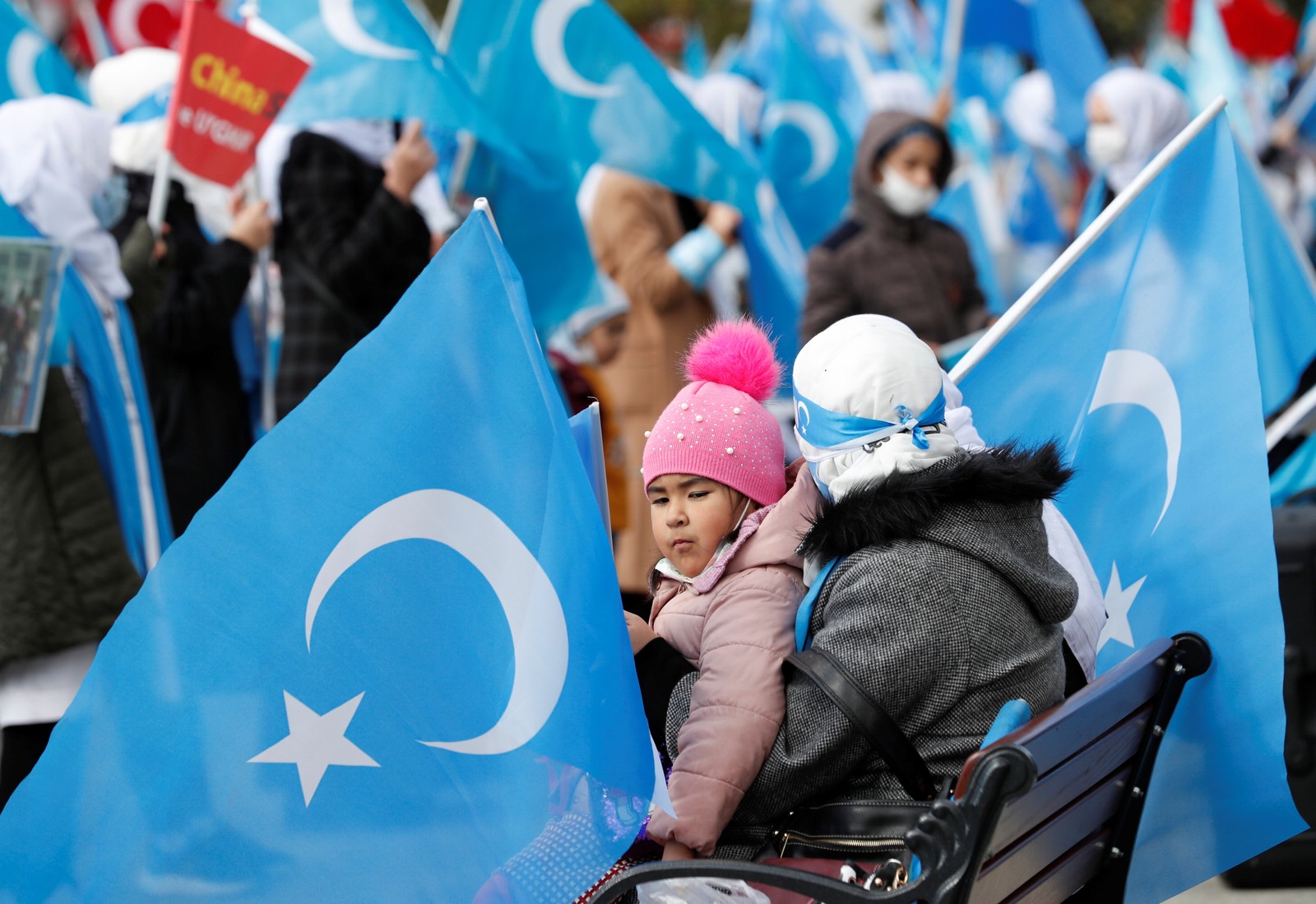 Manifestantes étnicos uigures acenam bandeiras do Turquestão Oriental durante uma reunião por ocasião do Dia Internacional da Mulher para protestar contra o tratamento dado pela China aos uigures, em Istambul, Turquia, 8 de março de 2021. REUTERS / Murad SezerREUTERS