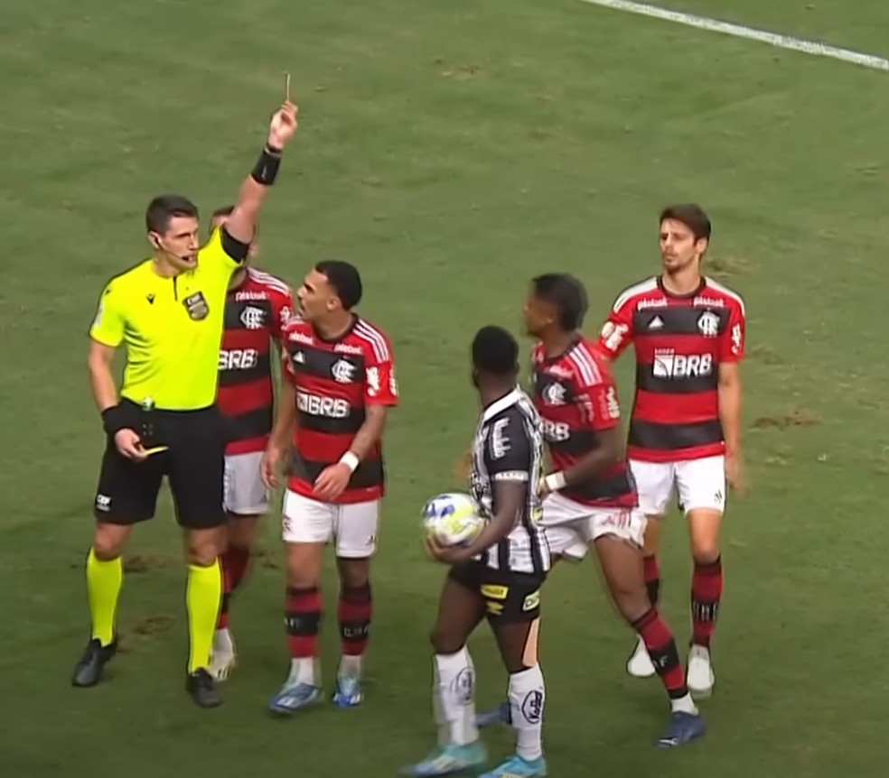 Bruno Henrique foi expulso na partida contra o Santos — Foto: Reprodução/Youtube