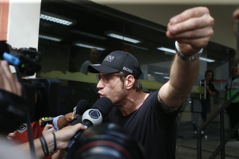 Diego Alemão deixa a delegacia após pagar fiança — Foto: Fabiano Rocha / Agência O Globo