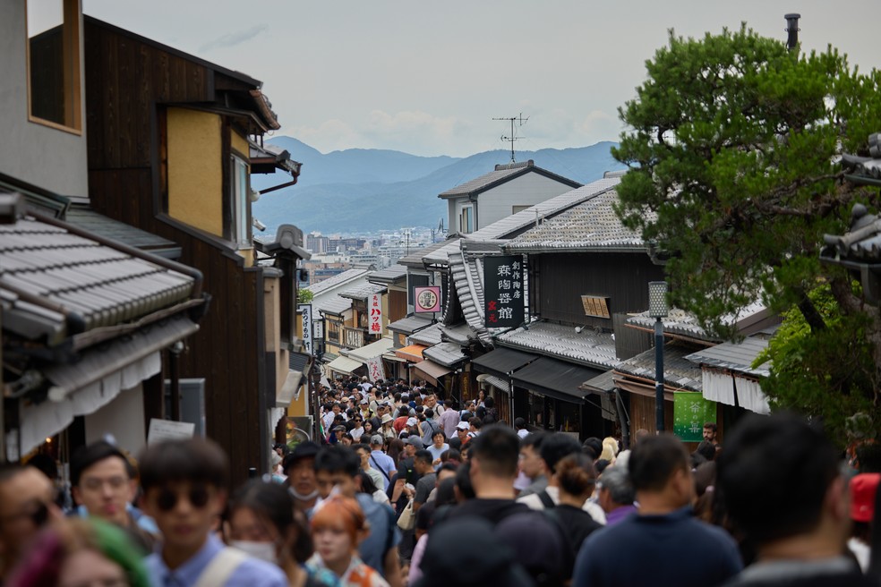 Uma rua lotada de turistas em Kyoto, no Japão — Foto: Shoko Takayasu/The New York Times