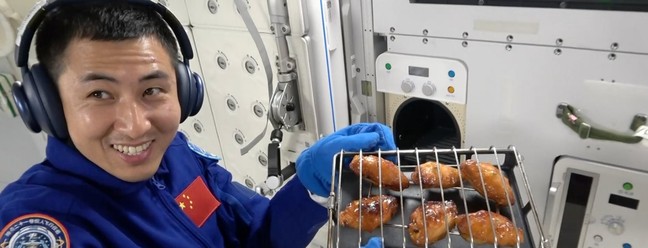 Astronautas chineses que ficaram a deriva após colisão no espaço — Foto: Reprodução/Redes sociais/X