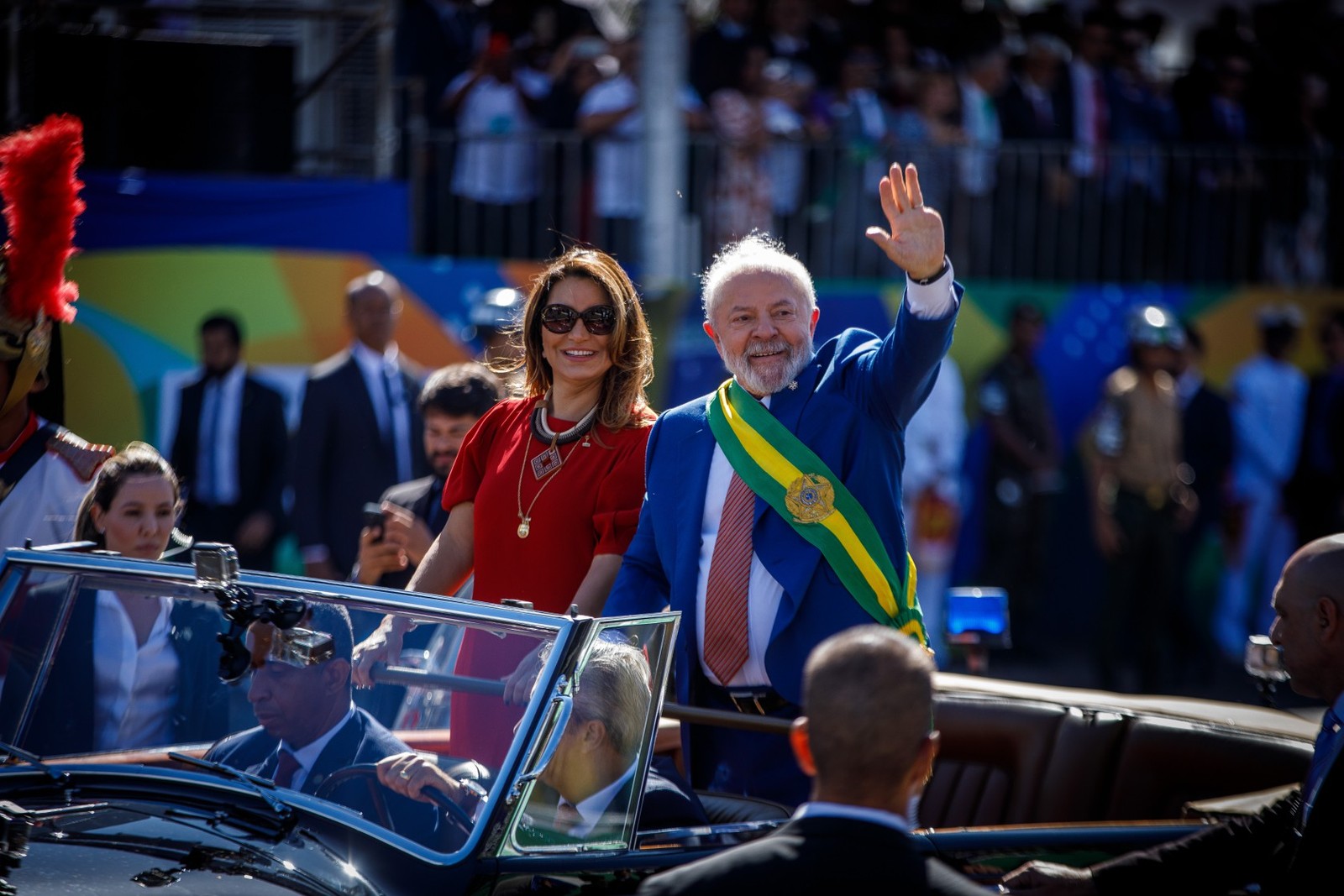 O presidente Lula, ao lado da primeira-dama, Janja, acena para o público ao desfilar em carro aberto durante a celebração do Dia da Independência em Brasília — Foto: Brenno Carvalho / Agência O Globo