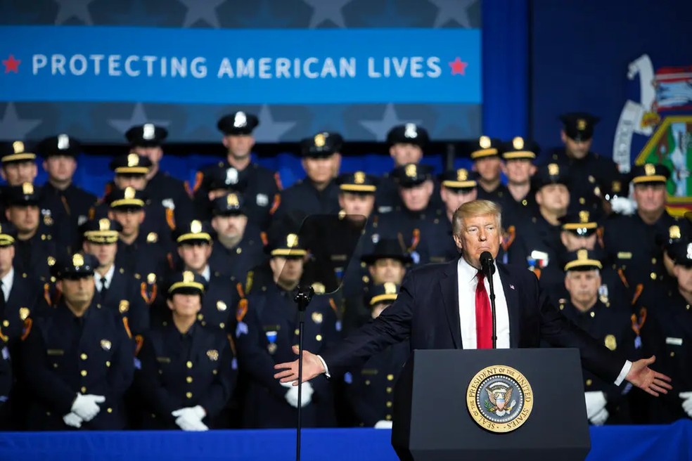 O presidente Trump fazendo um discurso em 2017 sobre atos violentos cometidos pela MS-13 em Long Island — Foto: Tom Brenner/The New York Times