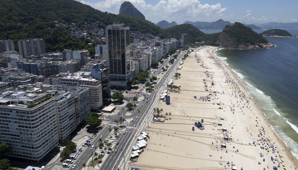 Corpo é encontrado durante buscas por adolescente desaparecido no mar de Copacabana