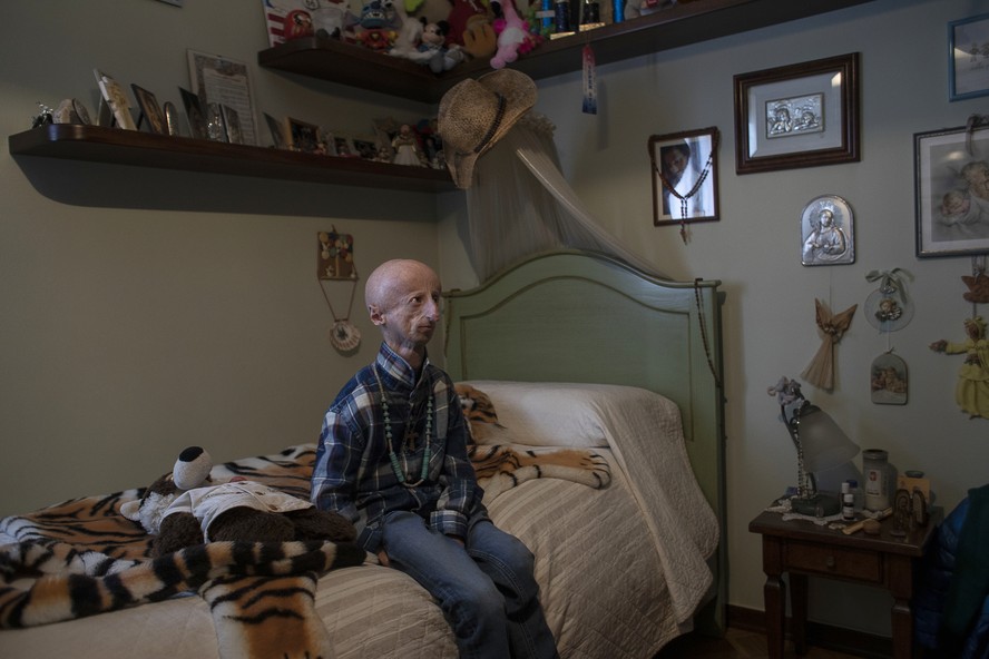 Sammy Basso, que vive com a doença progeria em seu quarto, na Itália