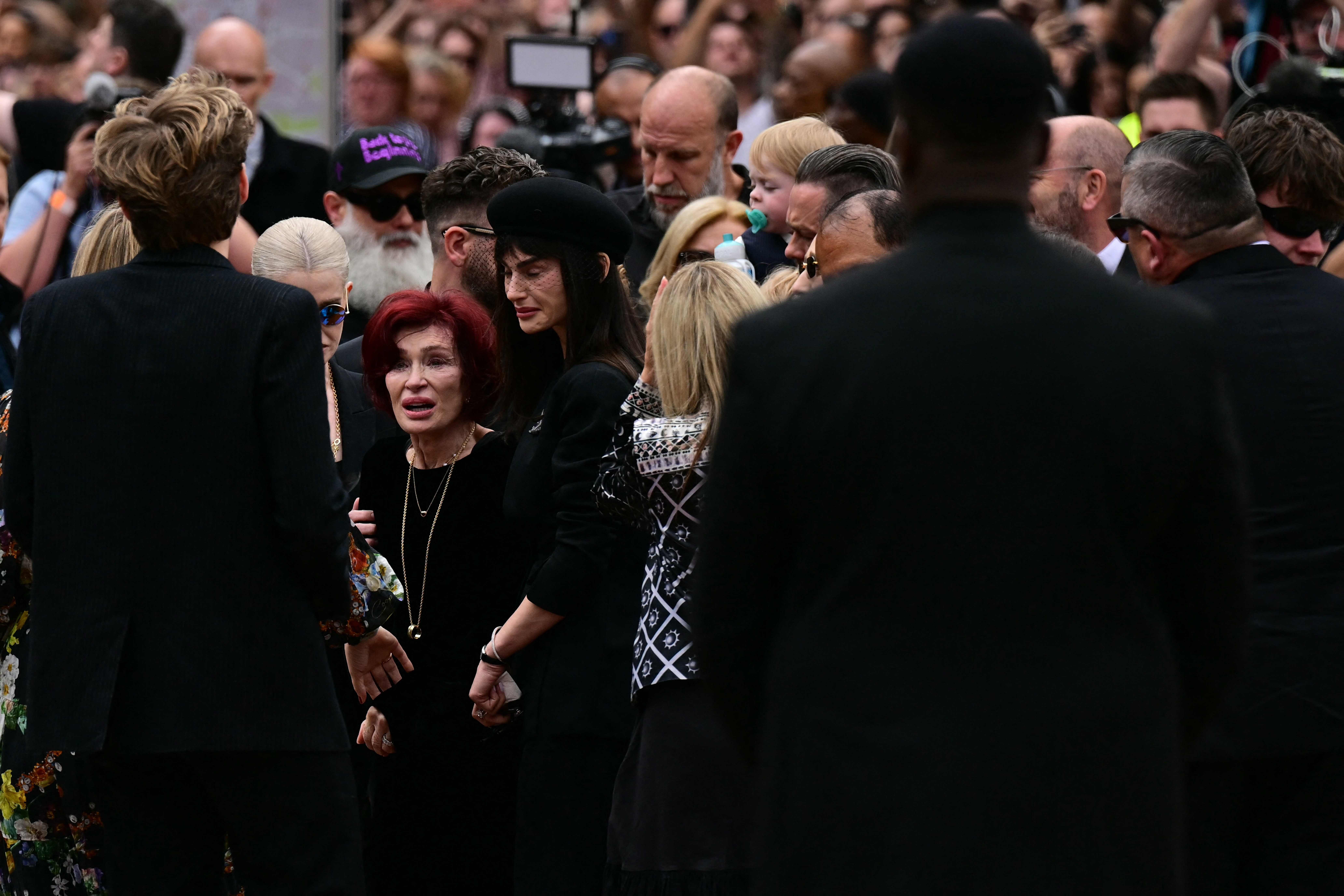 Sharon Osbourne é levada às pressas ao hospital e perde inauguração de estátua de Ozzy na França