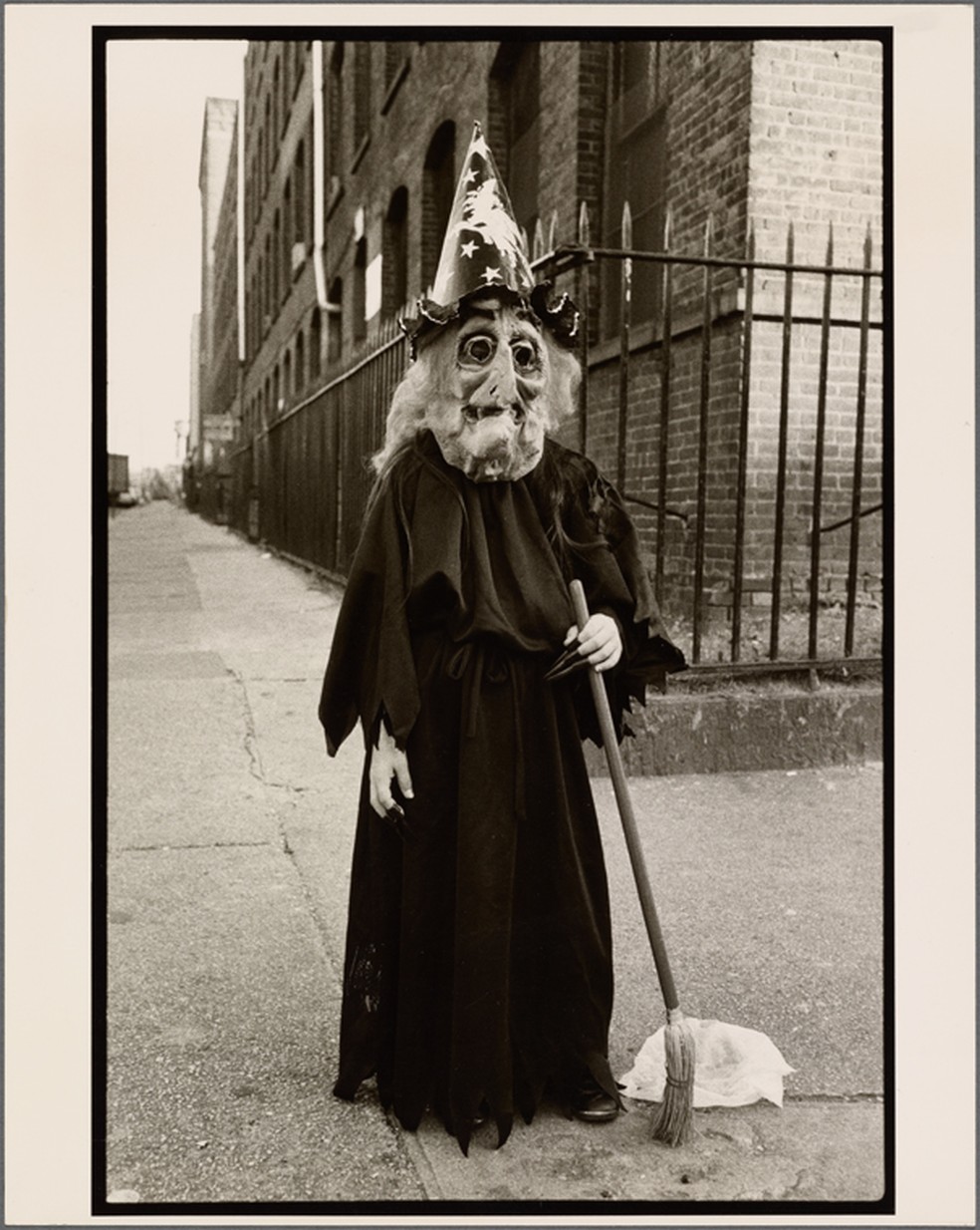 Criança com fantasia de bruxa no Halloween de Nova York em 1970 — Foto: Larry Racioppo/New York Public Library