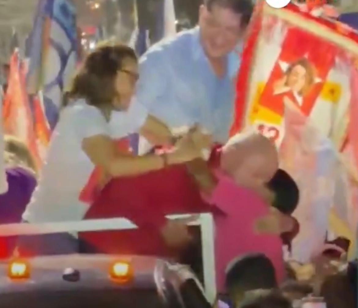 Janja afasta apoiadora de abraço em Lula durante passeata no CE e vira alvo de críticas nas redes - Foto