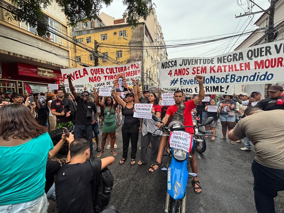 Protesto contra a morte de Herus Guimarães no Morro do Santo Amaro, no Catete — Foto: Alexandre Cassiano