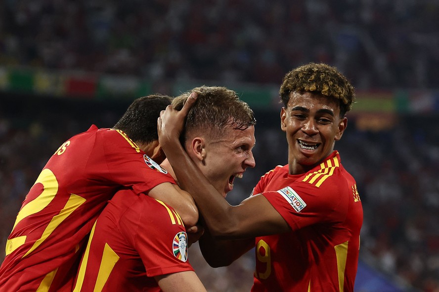 Dani Olmo e Lamine Yamal festejam o segundo gol da Espanha sobre a França