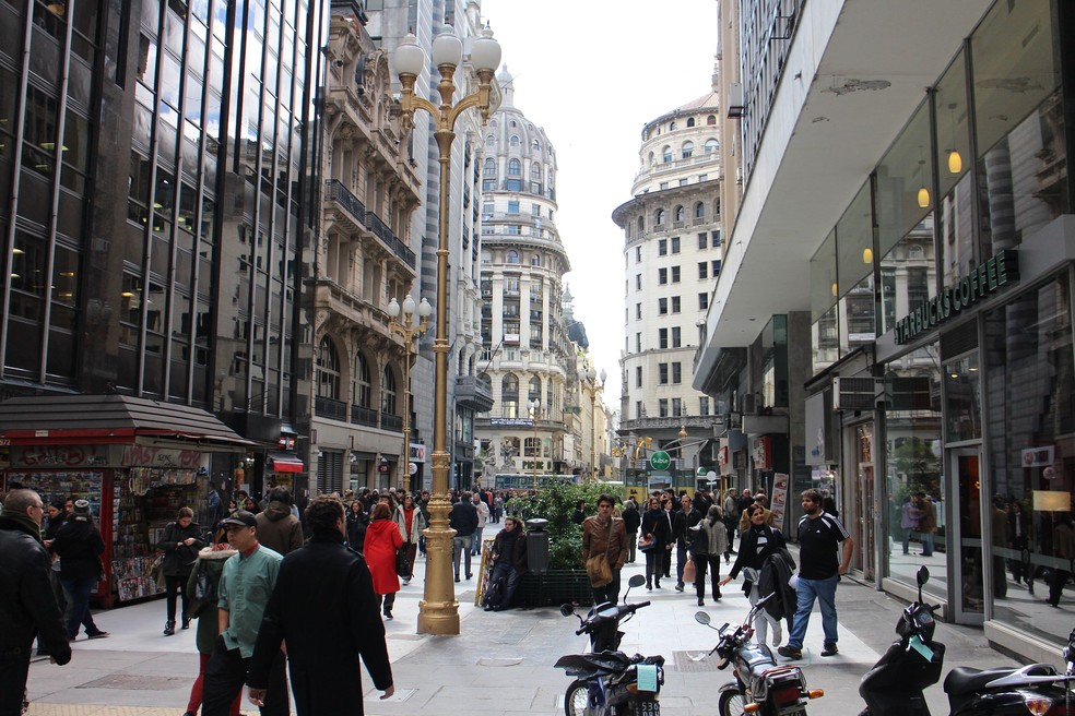 A Calle Florida, mais famosa rua de pedestres de Buenos Aires, onde se concentra boa parte das casas de câmbio do mercado paralelo na cidade — Foto: Wikimedia Commons / Reprodução